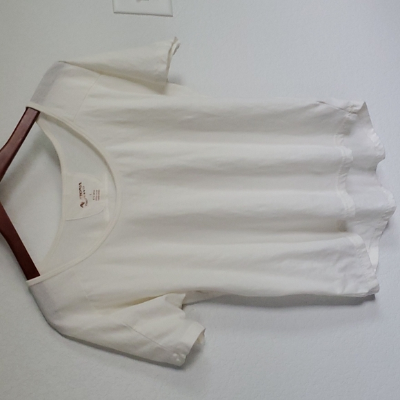 Woman's Withe top .. - Picture 6 of 7